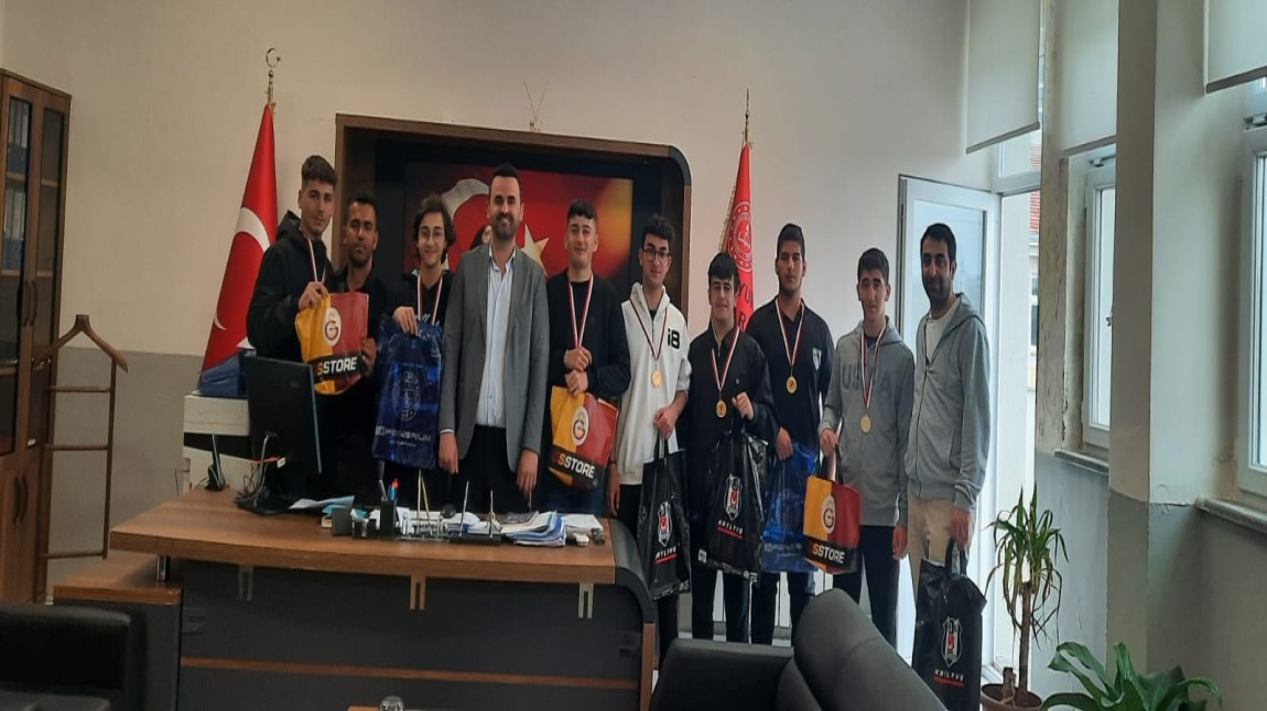 OKUL FUTBOL TURNUVASI FİNALİSTLERİNE VE GOL KRALINA ÖDÜLLERİNİN VERİLMESİ